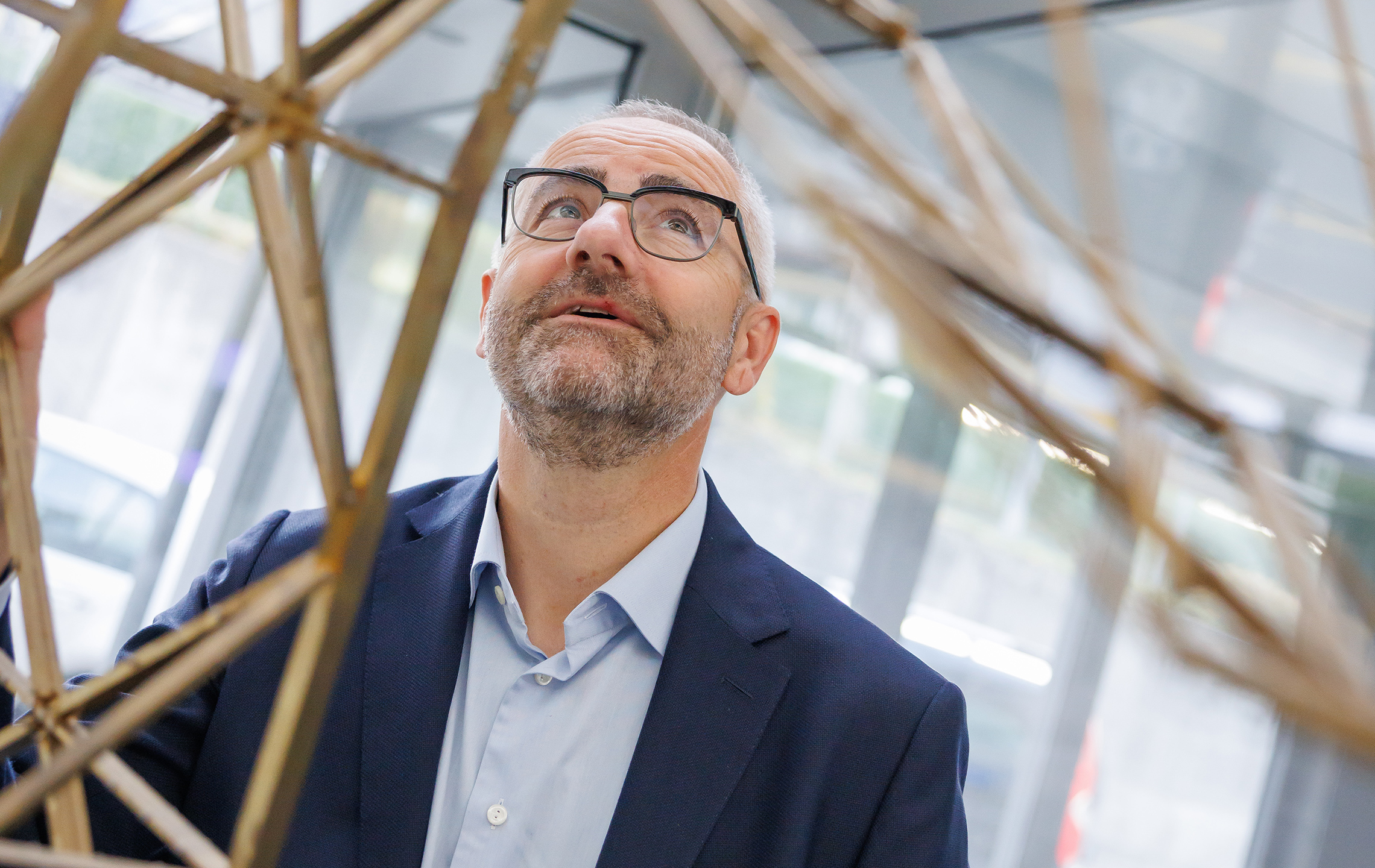 Garaventa-CEO Arno Inauen betrachtet ein Modell eines Seilbahn-Mastens
