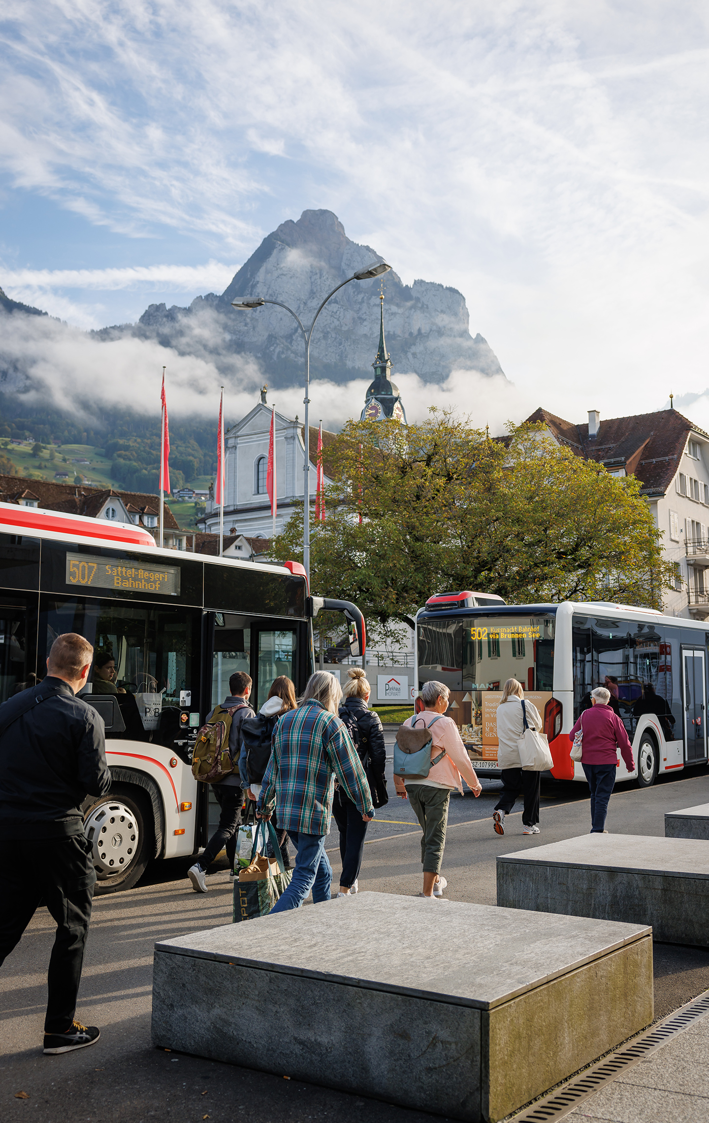 Grösseres Personenaufkommen beim Busbahnhof in Schwyz