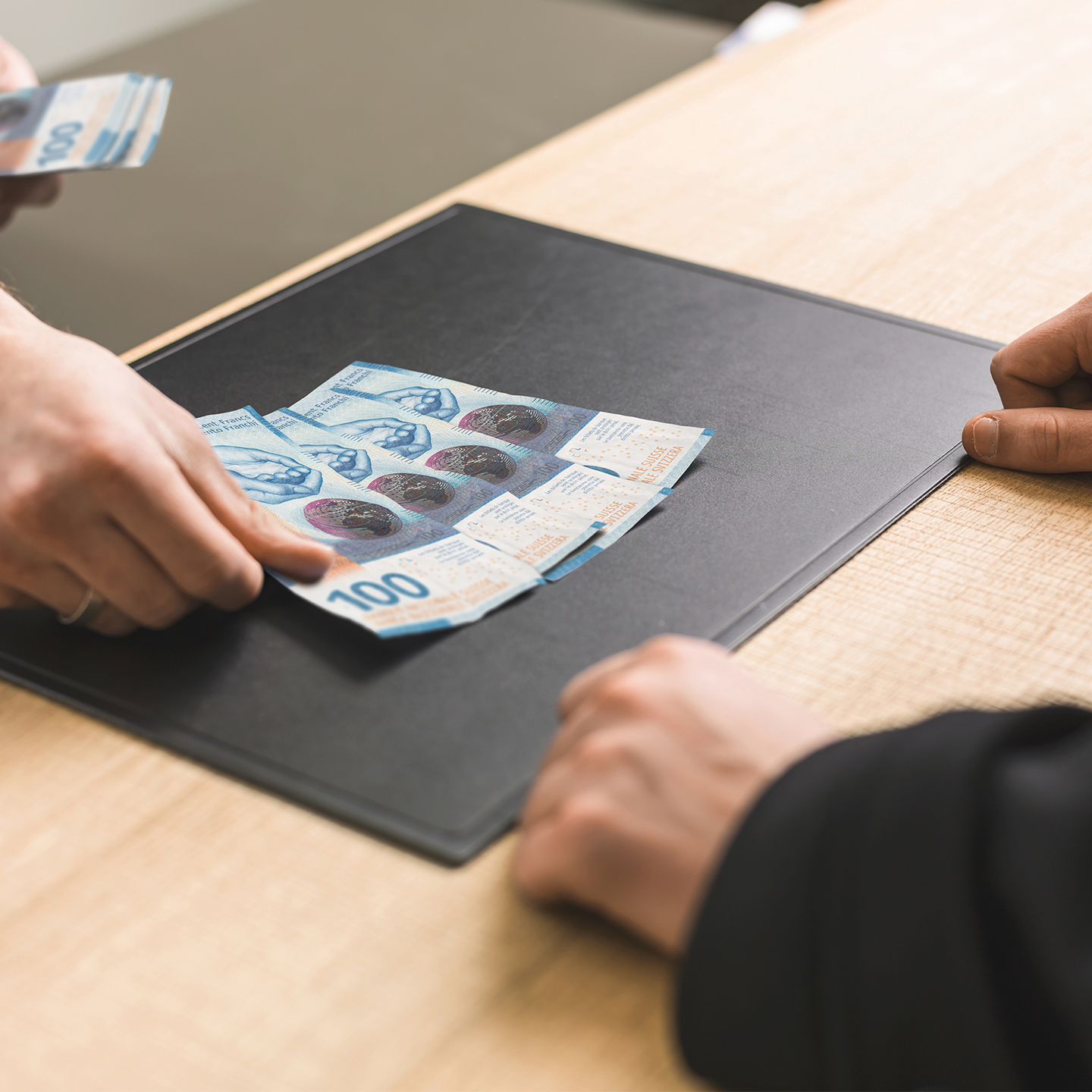 Kundenberater zahlt Kunde Bargeld am Schalter aus